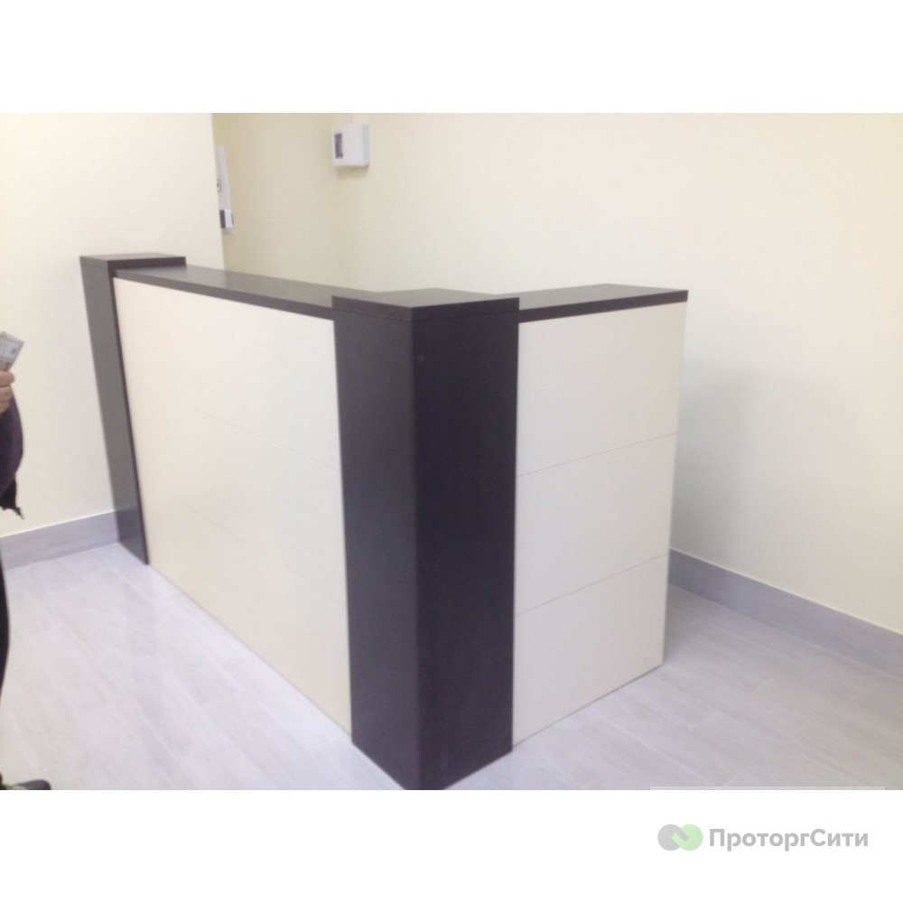 Reception desk Molochnaya with black tabletop and pillars