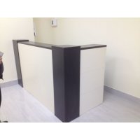 Reception desk Molochnaya with black tabletop and pillars