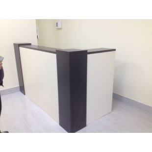Reception desk Molochnaya with black tabletop and pillars