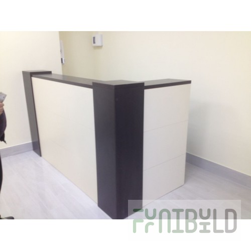 Reception desk Molochnaya with black tabletop and pillars