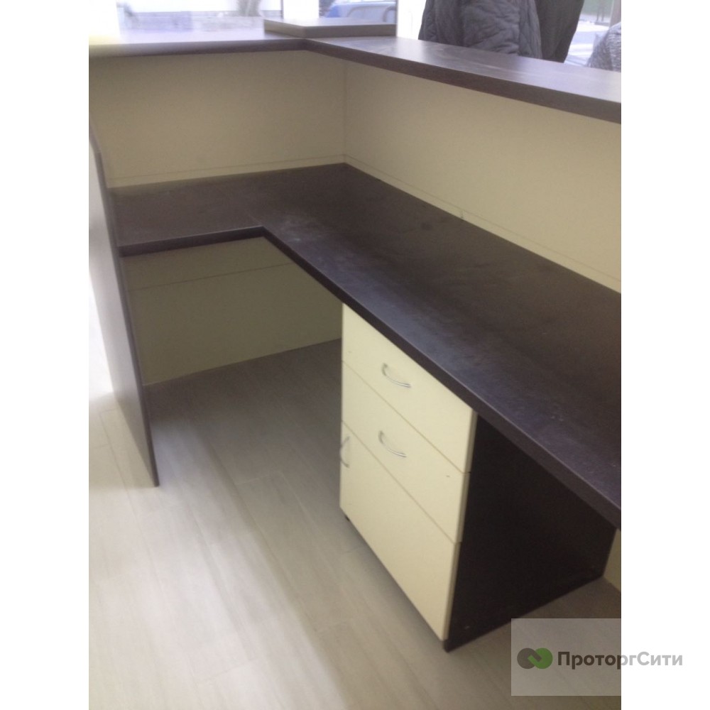 Reception desk Molochnaya with black tabletop and pillars