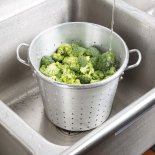 Town 38013 36 Qt. Tapered Aluminum Vegetable Colander with Handles