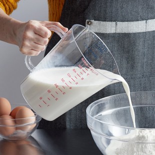 Carlisle 4314407 2 Qt. (8 Cups) Clear Polycarbonate Measuring Cup