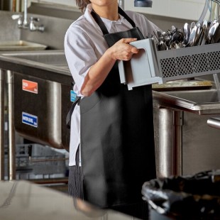 Intedge V-105-BLK Black 40 Mil Adjustable Vinyl Dishwasher Apron - 28 Intedge V-105-BLK Black 40 Mil Adjustable Vinyl Dishwasher Apron - 28