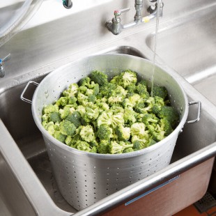 Town 38020 150 Qt. Tapered Aluminum Vegetable Colander with Handles