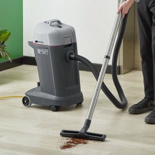 Advance VL500 35 107409094 9 Gallon Wet / Dry Vacuum with Tool Kit - 120V, 1,100W Advance VL500 35 107409094 9 Gallon Wet / Dry Vacuum with Tool Kit - 120V, 1,100W