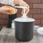 Carlisle 2 Qt. Black Insulated Condiment Pump Dispenser Kit