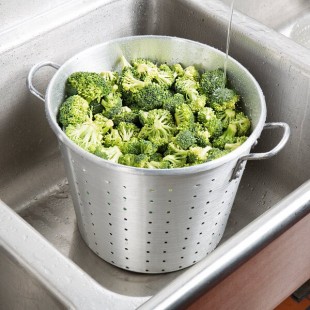 Town 38015 60 Qt. Tapered Aluminum Vegetable Colander with Handles