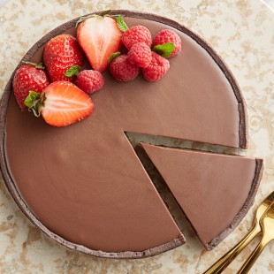 Guittard Eclipse du Soleil 41% Milk Chocolate Wafers 6.6 lb. - 2/Case