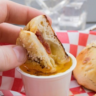 Grandioso 1.5 oz. Garlic Sauce Dipping Cup - 96/Case
