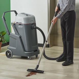 Advance VL500 75 ERGO 56384676 19 Gallon Complete Wet / Dry Vacuum with Tool Kit and Squeegee Kit - 120V, 1,100W Advance VL500 75 ERGO 56384676 19 Gallon Complete Wet / Dry Vacuum with Tool Kit and Squeegee Kit - 120V, 1,100W