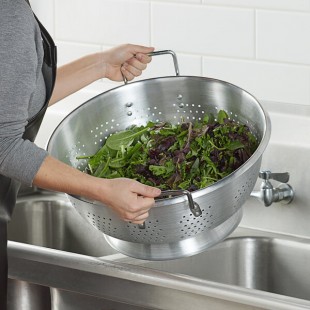 Carlisle 60280 Signature Select Dura-Ware 16 Qt. Aluminum Colander with Handles
