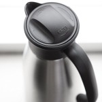 Service Ideas Portion Control Server 33.8 oz. Stainless Steel Insulated Coffee Carafe / Server with Black Lid 1000NK-N
