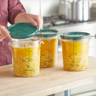 Vigor 4 Qt. Clear Round Polycarbonate Food Storage Container and Green Lid - 12/Pack
