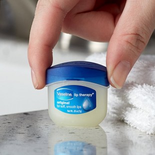 Vaseline 20677 0.25 oz. Lip Therapy Original Lip Balm Jar - 32/Case Vaseline 20677 0.25 oz. Lip Therapy Original Lip Balm Jar - 32/Case
