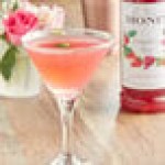 Monin Premium Strawberry Rose Flavoring Syrup 1 Liter - 4/Case Monin Premium Strawberry Rose Flavoring Syrup 1 Liter - 4/Case