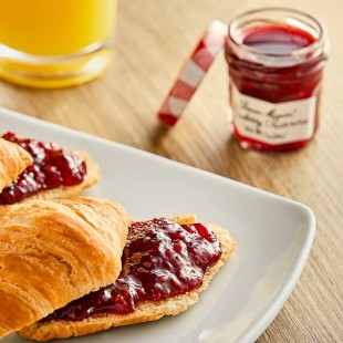 Bonne Maman Raspberry Preserves 1 oz. Mini Jar - 60/Case Bonne Maman Raspberry Preserves 1 oz. Mini Jar - 60/Case