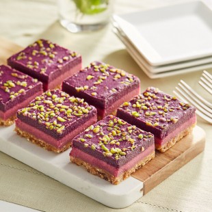 Nats Rawline Plant-Based Vegan Raspberry and Blueberry Raw Cake Square Duo Pack 4.6 oz. - 12/Case Nats Rawline Plant-Based Vegan Raspberry and Blueberry Raw Cake Square Duo Pack 4.6 oz. - 12/Case