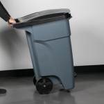 Rubbermaid® 1971944 128 Qt. / 32 Gallon Gray Step-On Wheeled Rectangular Trash Can with Lid