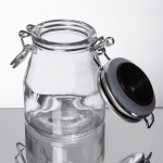 TableCraft 3.5 oz. Resealable Salt and Pepper Shaker Glass Jar with Stainless Steel Clip-Top Lid - 6/Case TableCraft 3.5 oz. Resealable Salt and Pepper Shaker Glass Jar with Stainless Steel Clip-Top Lid - 6/Case