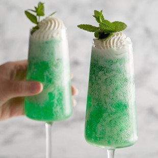 DaVinci Gourmet Sugar-Free Peppermint Paddy Flavoring Syrup 750 mL - 4/Case DaVinci Gourmet Sugar-Free Peppermint Paddy Flavoring Syrup 750 mL - 4/Case