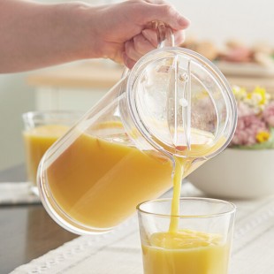 Carlisle Elan 58 oz. Clear Polycarbonate Pitcher with Pour Lip and Lid Carlisle Elan 58 oz. Clear Polycarbonate Pitcher with Pour Lip and Lid
