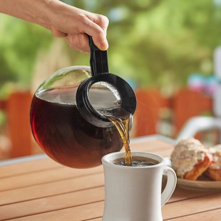 Curtis 70280000306 Crystalline Glass Coffee Decanter with Black Handle and Curtis Logo - 24/Case