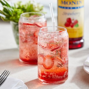 Monin Sugar-Free Strawberry Flavoring / Fruit Syrup 1 Liter - 4/Case