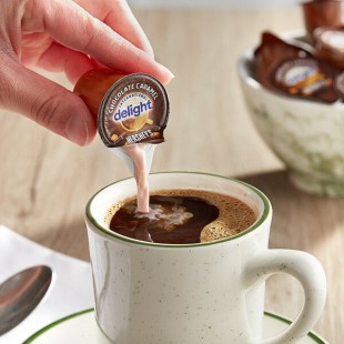International Delight HERSHEY'S Chocolate Caramel Single Serve Non-Dairy Creamer - 288/Case