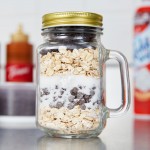 Acopa Rustic Charm 16 oz. County Fair Drinking Jar / Mason Jar with Handle and Gold Metal Lid - 12/Case