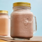 Acopa Rustic Charm 16 oz. County Fair Drinking Jar / Mason Jar with Handle and Gold Metal Lid - 12/Case