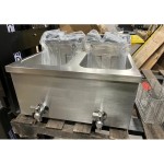 Scratch and Dent Vollrath CF4-3600DUAL 30 lb. Commercial Countertop Deep Fryer - 208-240V