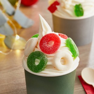 Albanese Sanded Christmas Gummi Wreaths 4.5 lb. - 4/Case