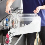 Vigor 5.5 Gallon Polycarbonate Square Ice Tote Kit with Hanging Cradle, 64 oz. Scoop, and Scoop Holder