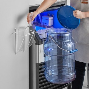 Vigor 6 Gallon Blue Polycarbonate Ice Tote Kit with 64 oz. Scoop, Scoop Holder, Lid, and Hanger Vigor 6 Gallon Blue Polycarbonate Ice Tote Kit with 64 oz. Scoop, Scoop Holder, Lid, and Hanger