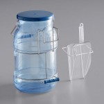 Vigor 6 Gallon Blue Polycarbonate Ice Tote Kit with 64 oz. Scoop, Scoop Holder, Lid, and Hanger