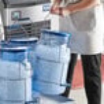 Vigor 6 Gallon Blue Polycarbonate Ice Tote Kit with 64 oz. Scoop, Scoop Holder, Lid, and Hanger