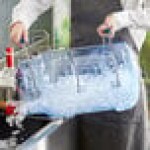 Vigor 6 Gallon Blue Polycarbonate Ice Tote Kit with 64 oz. Scoop, Scoop Holder, Lid, and Hanger