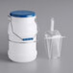 Vigor 6 Gallon Blue Polycarbonate Ice Tote Kit with 64 oz. Scoop, Scoop Holder, Lid, and Hanger