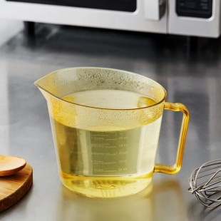Cambro 200MCH150 2 Qt. High Heat Amber Plastic Measuring Cup Cambro 200MCH150 2 Qt. High Heat Amber Plastic Measuring Cup