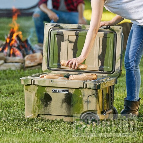 CaterGator CG45CAMOW Camouflage 45 Qt. Mobile Rotomolded Outdoor Cooler / Ice Chest