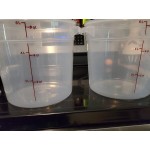 Cambro 1 Qt. Translucent Round Polypropylene Food Storage Container and Lid - 3/Pack Cambro 1 Qt. Translucent Round Polypropylene Food Storage Container and Lid - 3/Pack