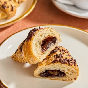 Le Chic Patissier Ready-to-Bake Vegan Chocolate-Filled Croissant 3.53 oz. - 48/Case