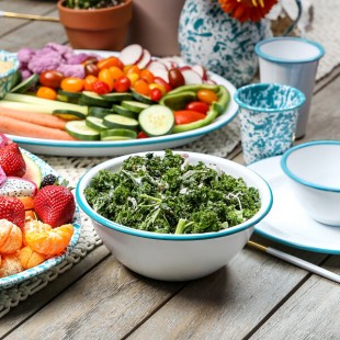 Crow Canyon Home V23TUR Vintage 4 Qt. White Round Enamelware Footed Bowl with Turquoise Rolled Rim Crow Canyon Home V23TUR Vintage 4 Qt. White Round Enamelware Footed Bowl with Turquoise Rolled Rim