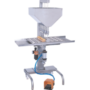 Semi-automatic filling syringe for cupcakes and muffins