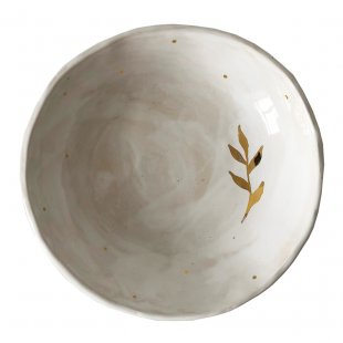 Shallow dinner plate with leaflet