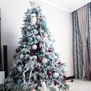 Designer spruce decorated Premium Snow