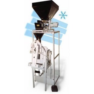 Dosing packaging semi-automatic machine for packing frozen large-piece products