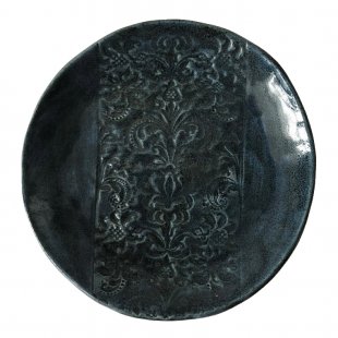 Shallow dinner plate with ornament