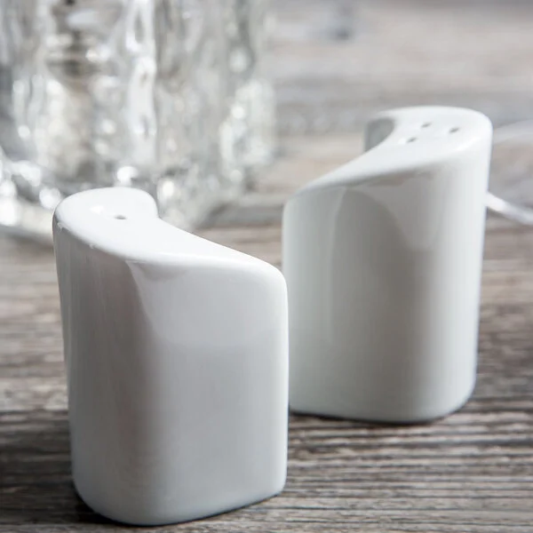 Tuxton GZP-733 TuxTrendz 2.875 oz. Porcelain White China Pepper Shaker - 12/Case Tuxton GZP-733 TuxTrendz 2.875 oz. Porcelain White China Pepper Shaker - 12/Case
